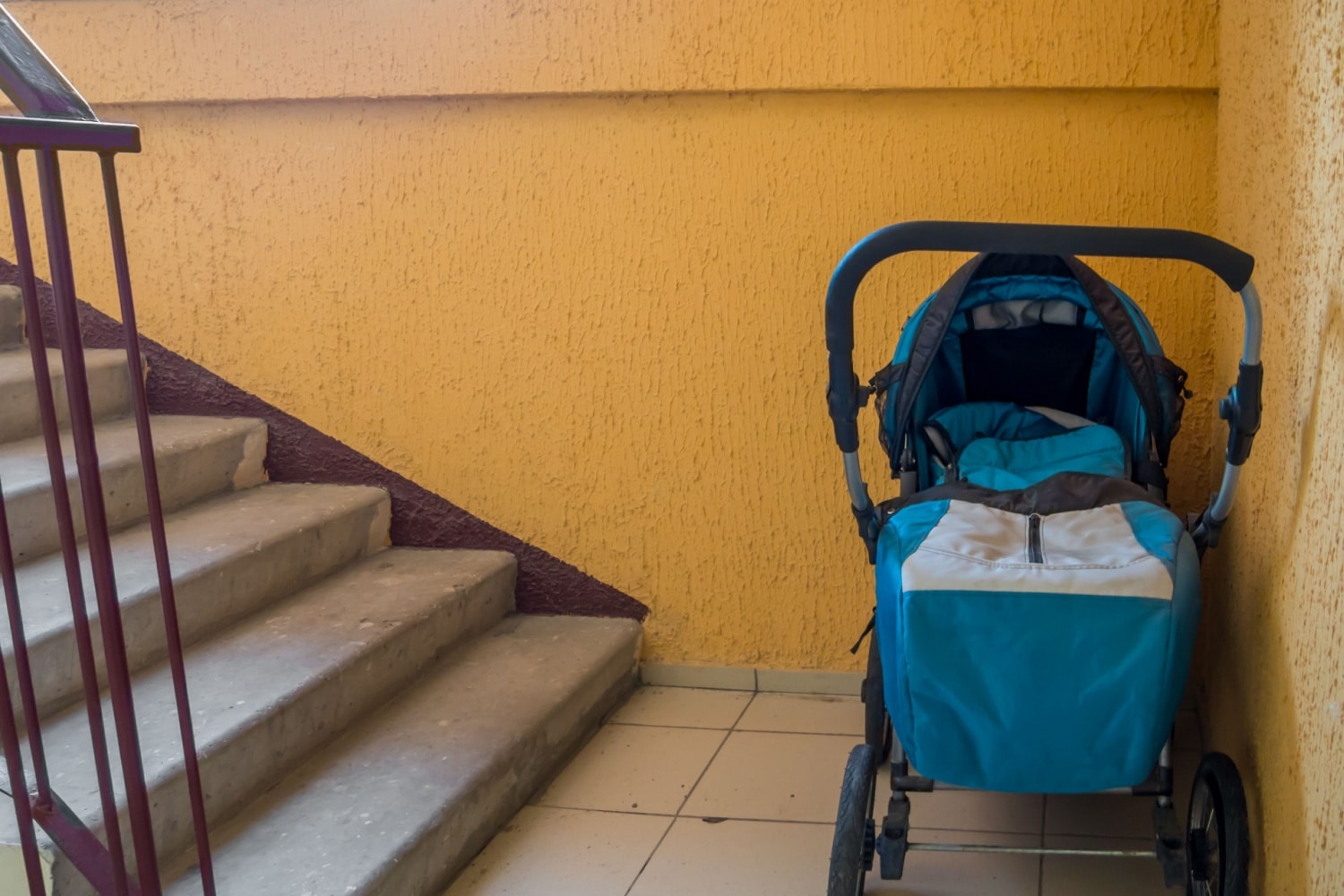 Kinderwagen steht im Treppenhaus